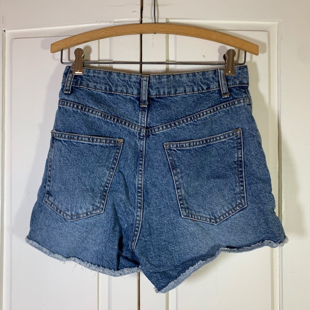 Cotton On High Rise Mom Denim Shorts Medium Wash Blue Size 4 US Frayed Hem - Picture 2 of 11